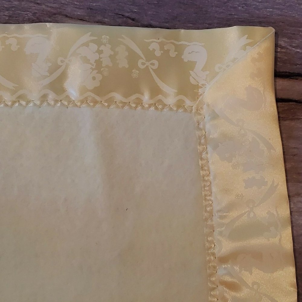 Vintage‎ Quiltex Baby Blanket Pastel Yellow Satin Trim Fleece Acrylic Unisex